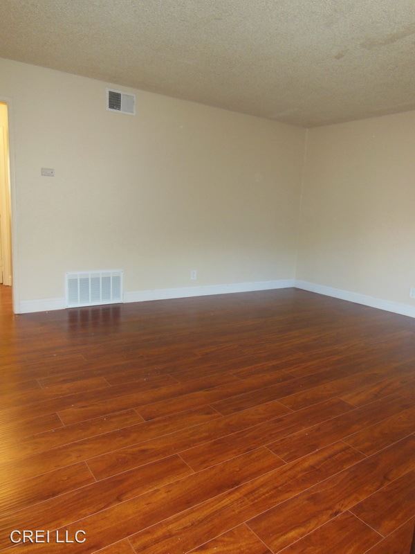 Building Photo - 104 Redwood Ave