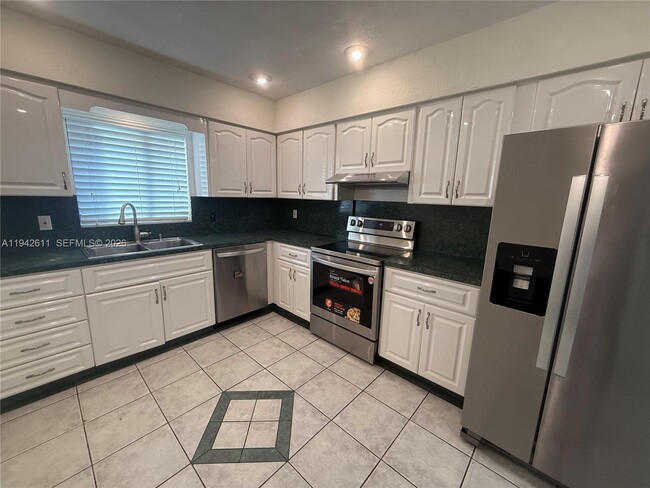 Building Photo - 1721 NE 48th Ct