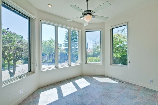 Foto del edificio - Large 3,767 sqft home on a 10,000 sqft lot- 2 bed located on 1st floor w/ separate entrance - Top...