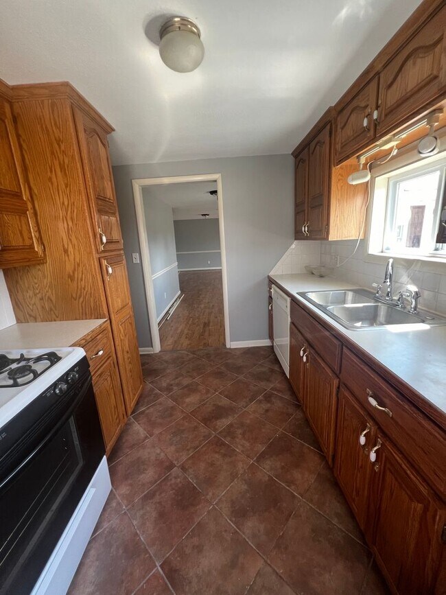 Building Photo - 3 bedrooms/2 bathrooms with detached 2 car...