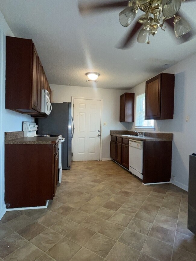 Building Photo - 107 Squire Pl