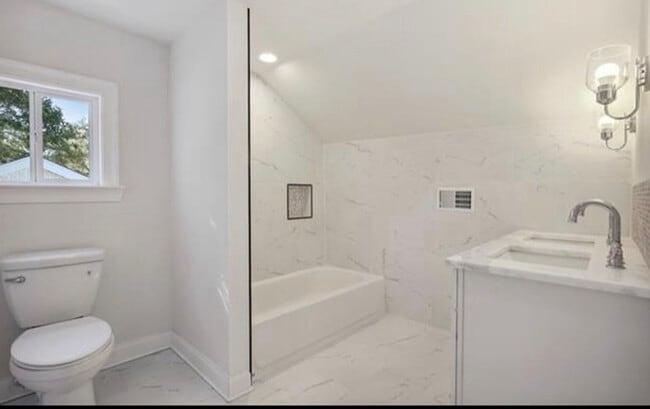 Building Photo - 2412 Jackson Blvd