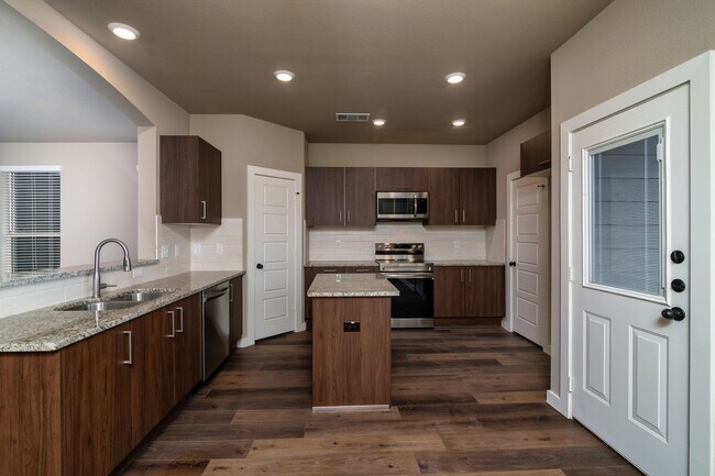 Building Photo - GORGEOUS 3 BEDROOM 2.5 BATH DUPLEX LOCATED...