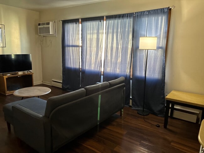 Building Photo - 1902 W Broadway