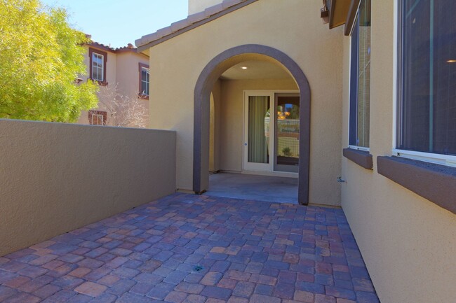 Building Photo - Step into  luxurious simplicity