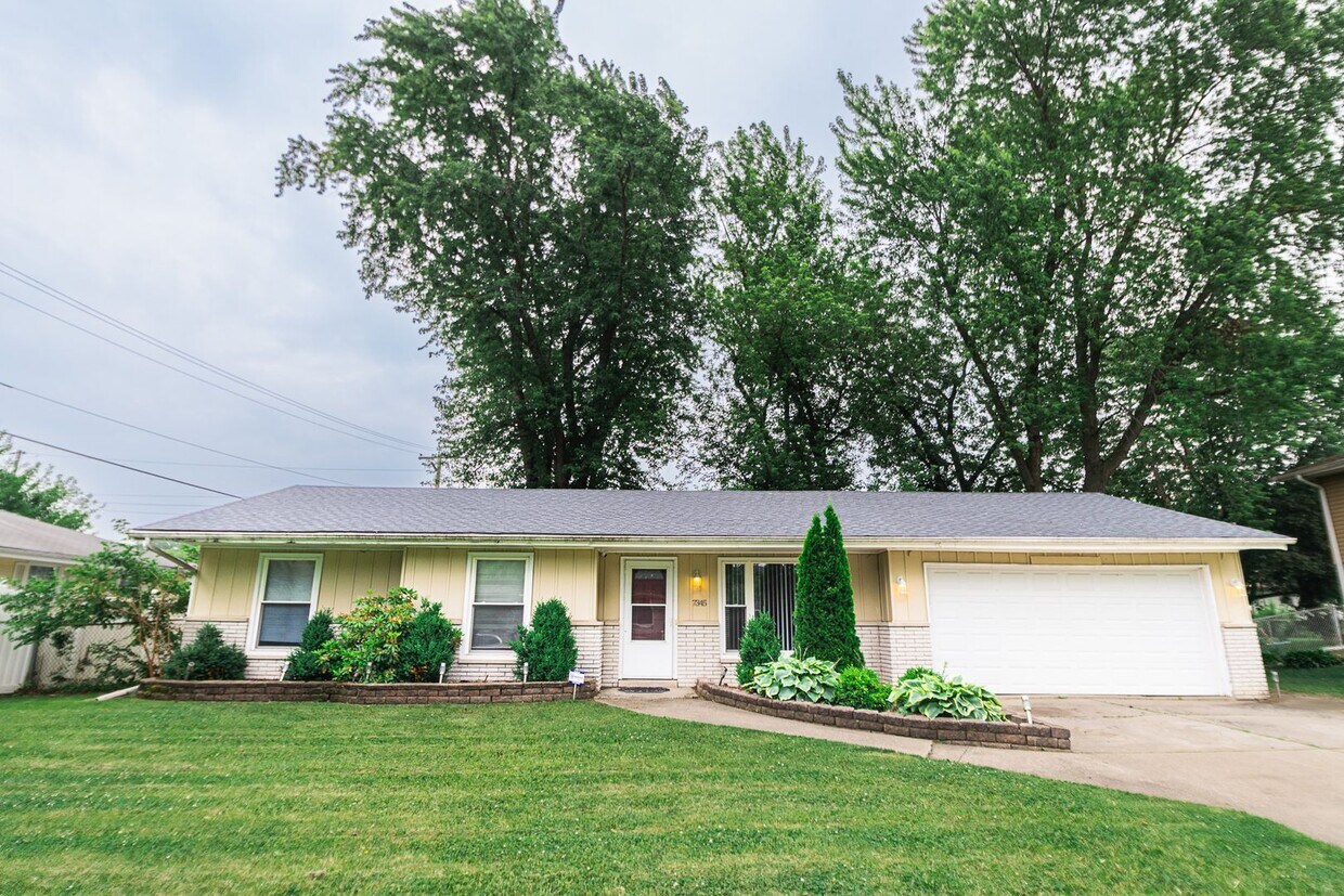 Foto principal - 3 bed 2 bath Home in Merrillville