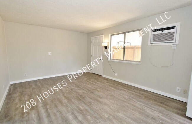 Building Photo - Updated Single-Level Unit