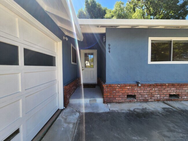 Building Photo - Amazing Single Family Home located in Midt...