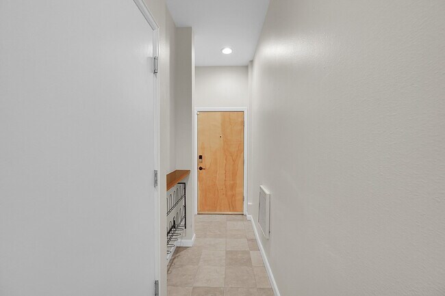 Building Photo - $3,225.00 - 2 Beds, 1.5 Bath, Townhouse in...