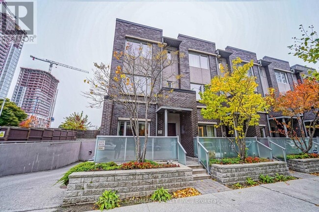 Photo du bâtiment - 315 Village Green Square