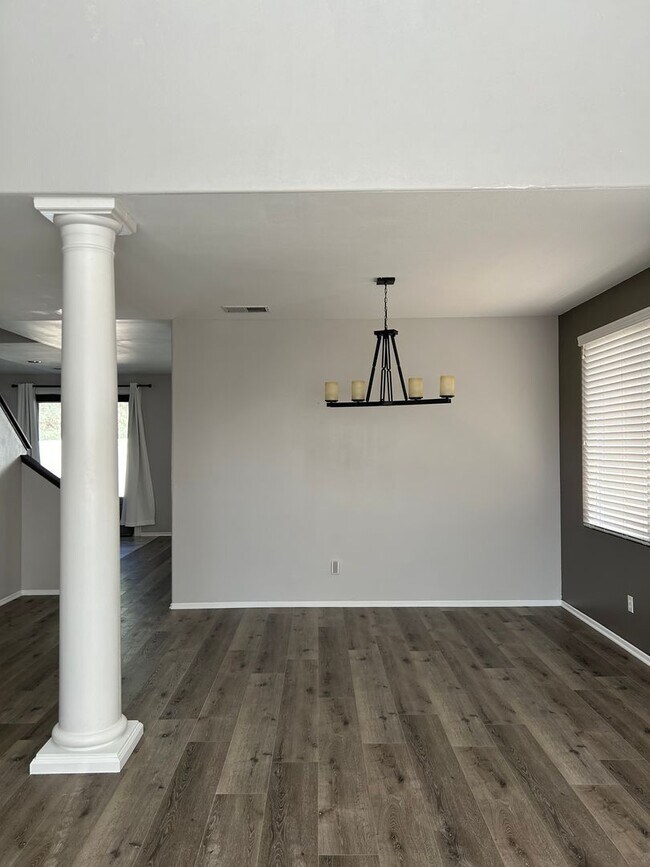 Building Photo - 4 Bedroom 3 Bathroom Home w/ Loft!