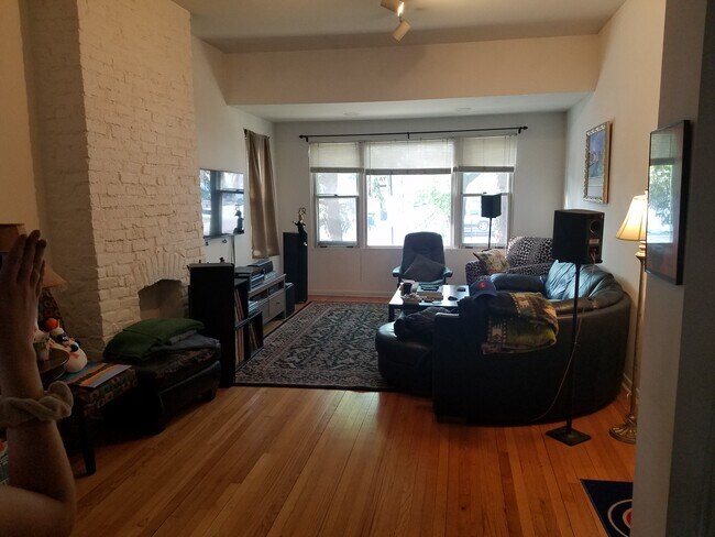 Living Room - 1545 Barry W Ave Apartments