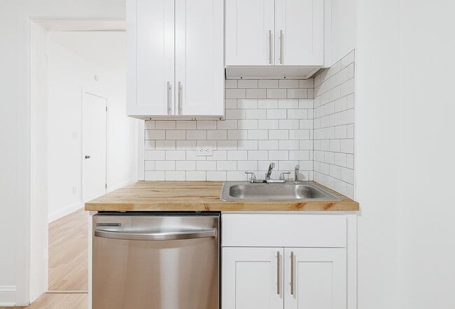 Building Photo - 1430 W Superior St