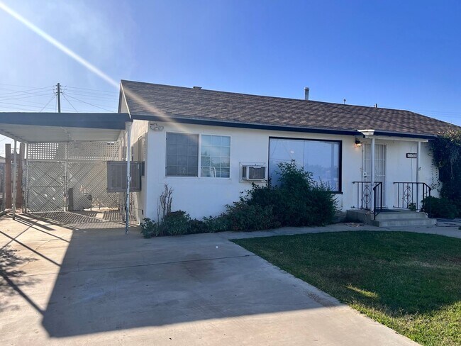Building Photo - Spacious w/Large Yard!