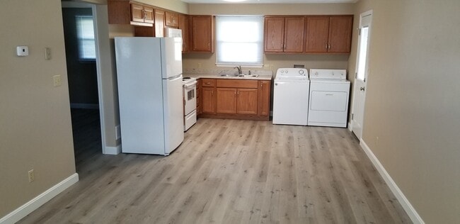 Building Photo - 576 Sycamore Mnr