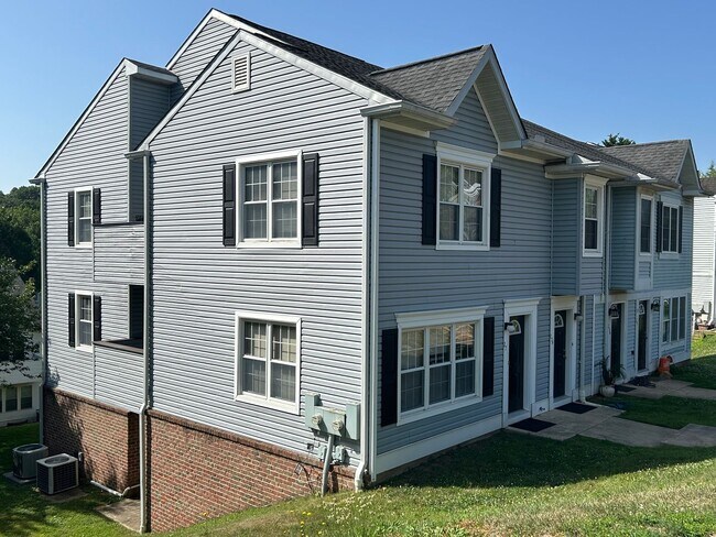 Building Photo - 27 Martine Ct