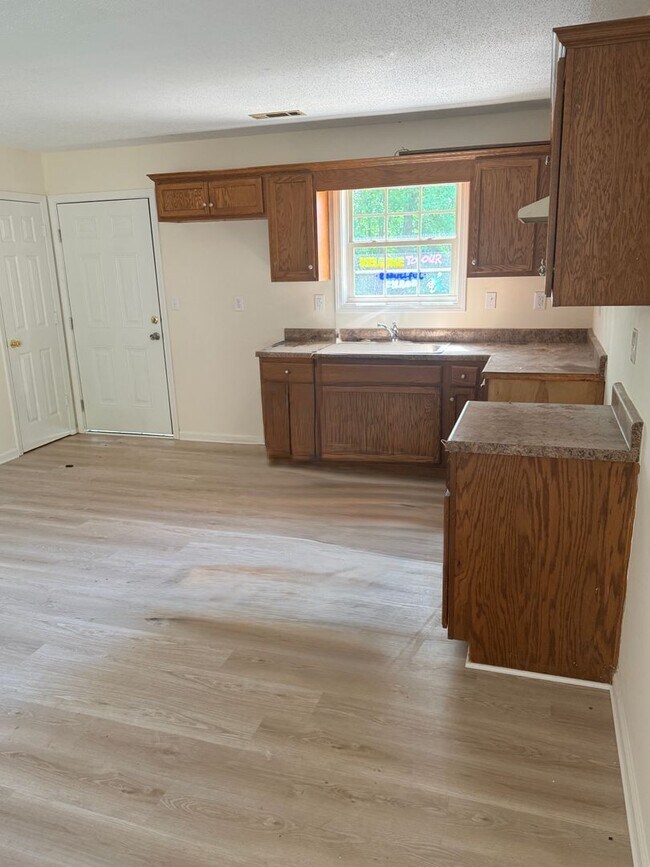Foto del edificio - 3 bedroom 2 bath house