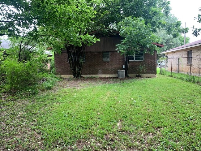 Building Photo - 2326 Leslie St