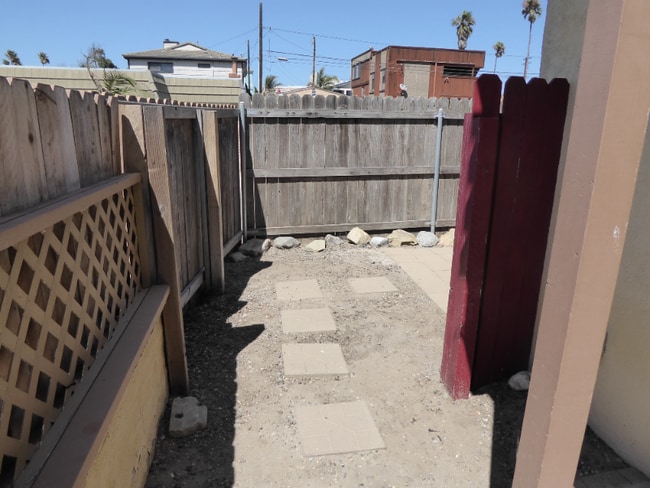 Building Photo - 214 Melrose Dr