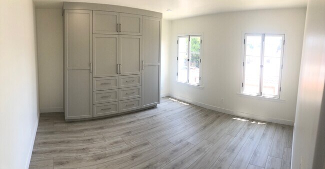 Building Photo - 1014 S Stanley Ave