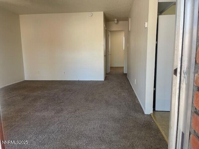 Building Photo - Clean 2 bedroom Duplex Near UNR