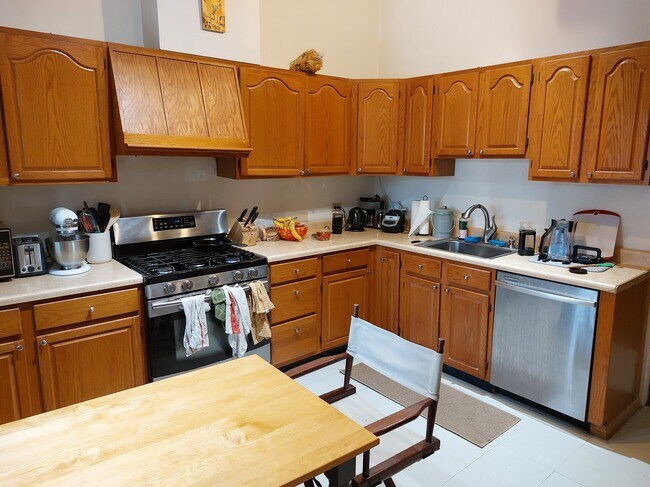 Foto del edificio - 1350 N Hoyne Ave