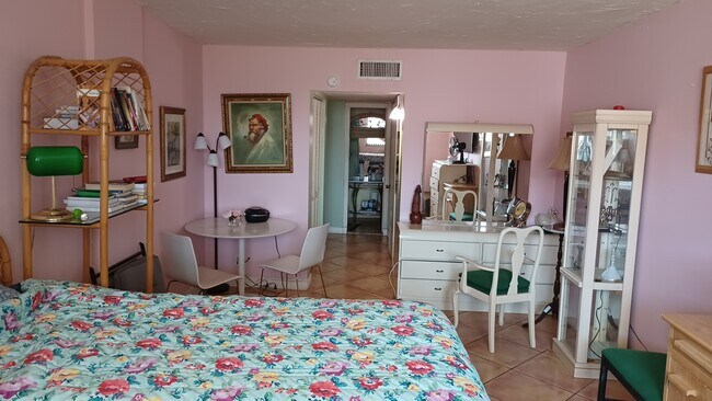 Building Photo - 2000 Diana Dr