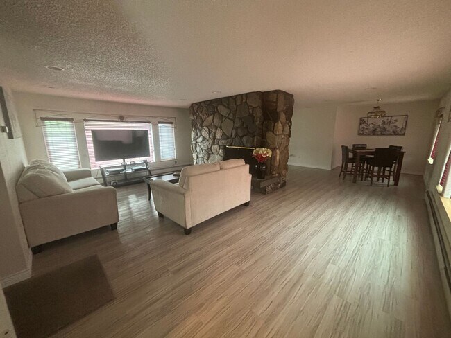 Foto del edificio - 3 bedroom / 2 car garage / On the Chena river