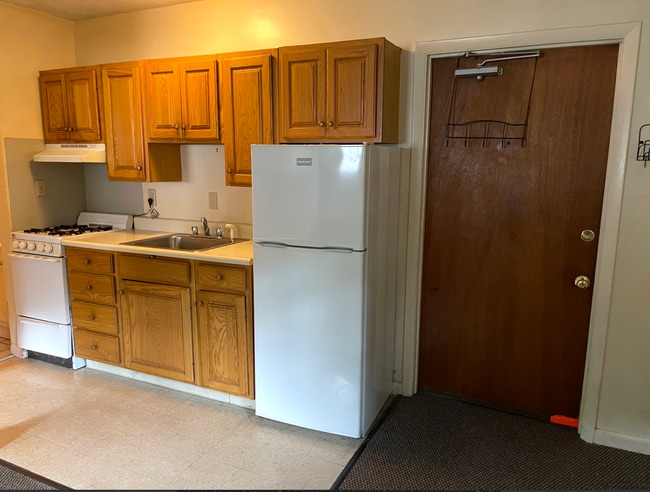 Interior Photo - 382-384 River St