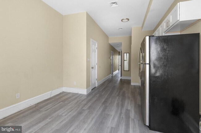 Building Photo - 1816 W Girard Ave