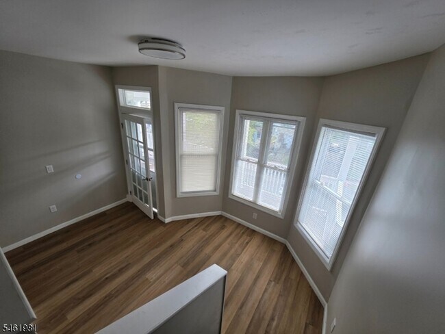 Building Photo - 37 Mapes Ave