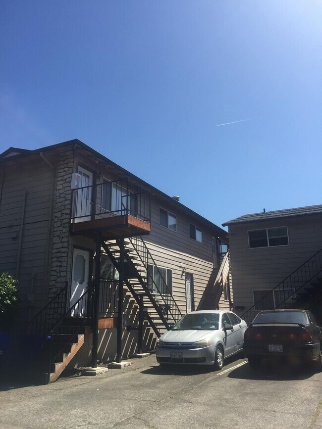 Building Photo - 2bed/2bath, W/D in unit, garage, and all dogs welcome!