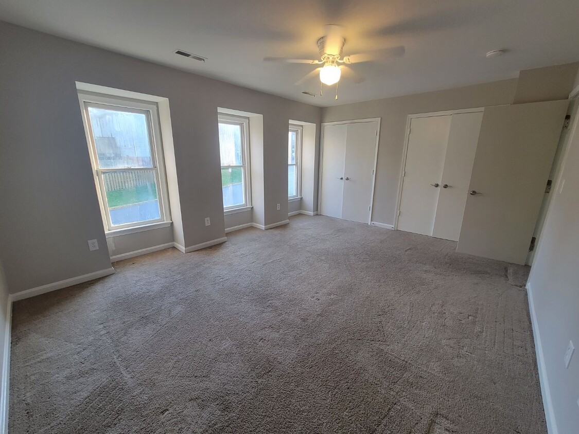 Huge Master w great closet space - 122 Kings Mill Dr