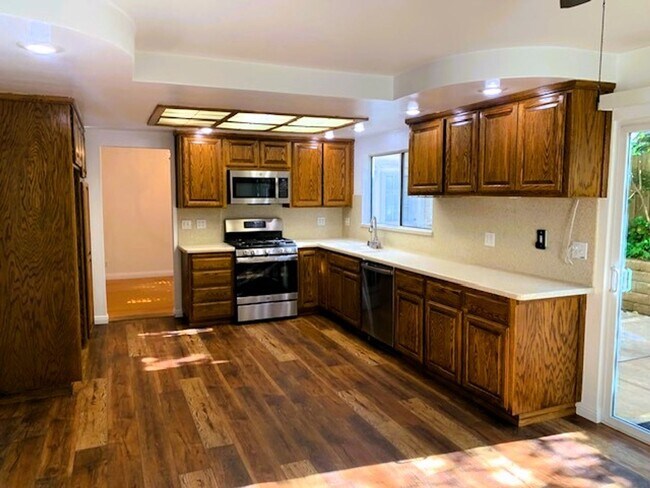 Building Photo - Solar-Powered Pleasanton House with Side A...