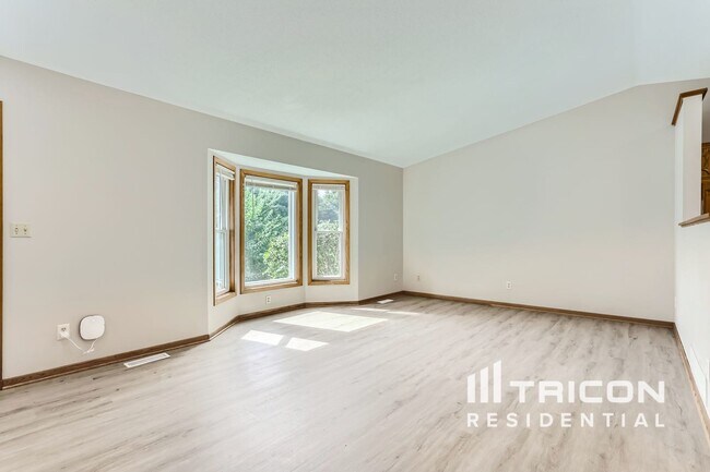 Foto del edificio - 5273 Lannon Ave NE