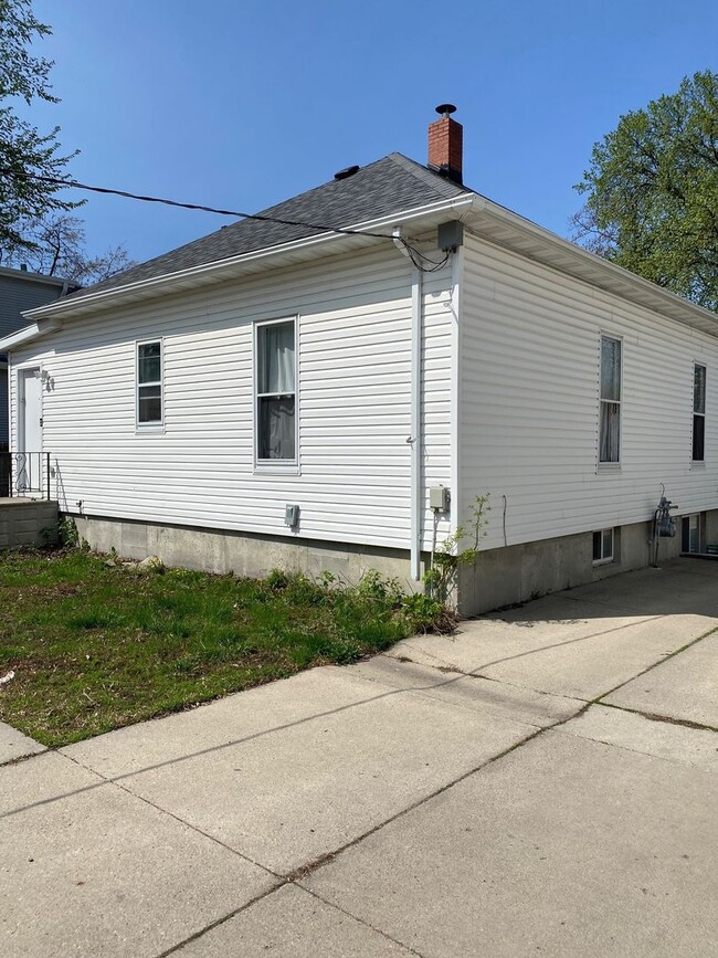 Building Photo - *RENT SPECIAL* 4 bed 2 bath Single Family ...