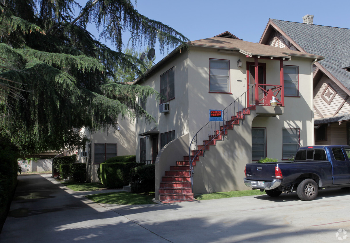 Primary Photo - 4480 University Ave