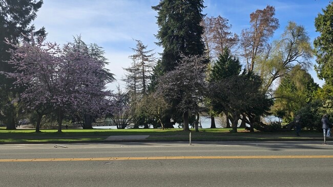 Foto del edificio - 7440 E Green Lake Dr N