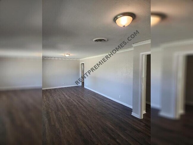 Foto del edificio - 4405 Wedgmont Cir S