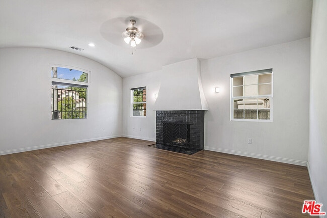 Foto del edificio - 328 S Sycamore Ave