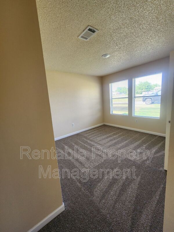 Building Photo - 927 Meadowlark Cir