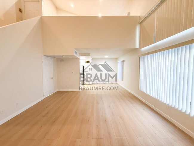 Foto del edificio - 5245 Riverton Ave