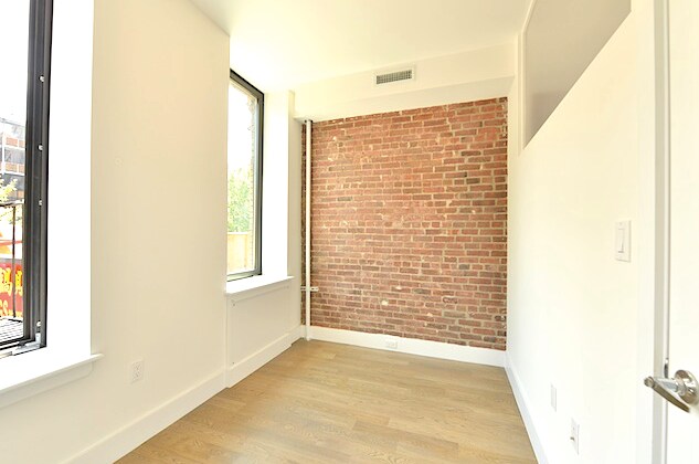 Building Photo - 409 E 9th St