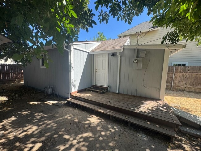 Building Photo - 1 Bedroom 1 Bath Home with a Large Outdoor Space