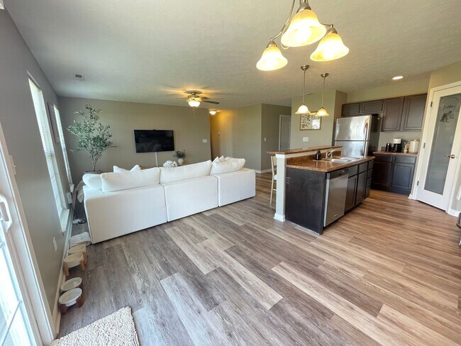 Building Photo - 3 Bedroom House and Fenced in Yard Availab...