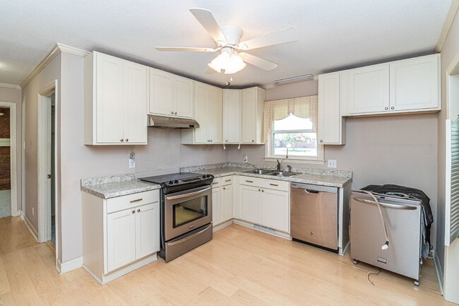 Building Photo - SPACIOUS Brick Home in Goldsboro (Wayne Memorial Drive area)