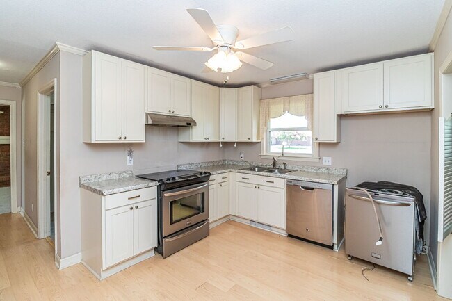 Foto del edificio - SPACIOUS Brick Home in Goldsboro (Wayne Memorial Drive area)