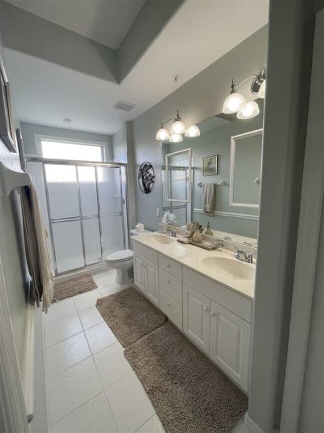 Building Photo - Beautiful 3rd Floor Condo with Lake View