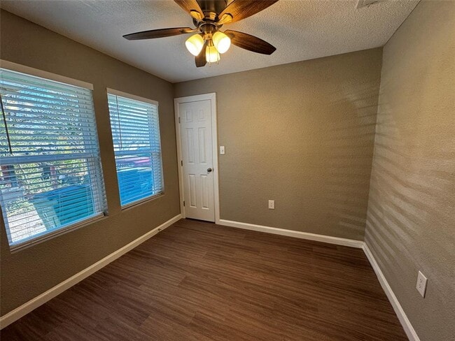 Foto del edificio - 206 W N Loop Blvd