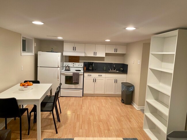 Building Photo - 282 Poyntz Av